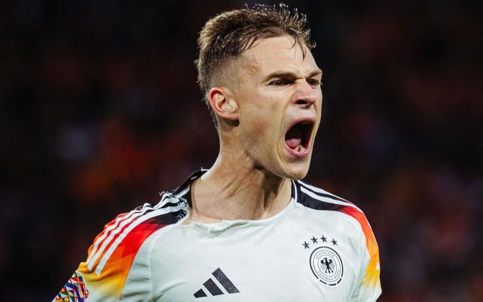 Kimmich, da Alemanha, veste uniforme branco com detalhes em preto, vermelho e amarelo