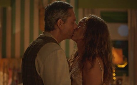 Tico (Alexandre Nero) e Zefa Leonel (Andrea Beltrão) se beijam em cena da novela No Rancho Fundo