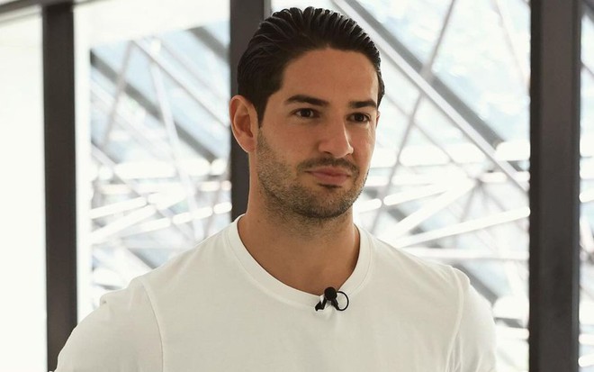 Foto de Alexandre Pato; ele veste camiseta branca