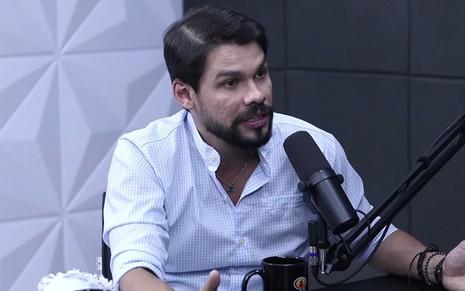 Foto de Alexandre Suita durante podcast