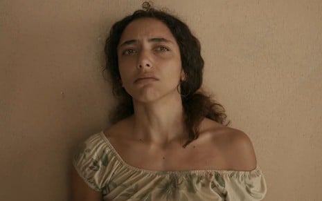 Alice Carvalho com expressão de choro em cena da novela Renascer