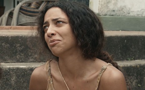 Alice Carvalho com expressão séria em cena da novela Renascer