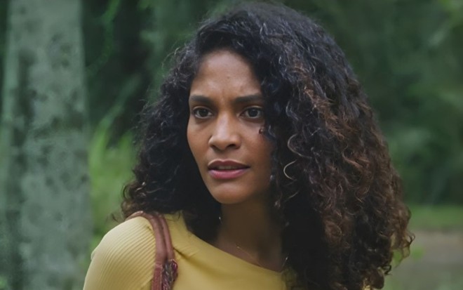 Barbara Reis com expressão séria em cena de Terra e Paixão