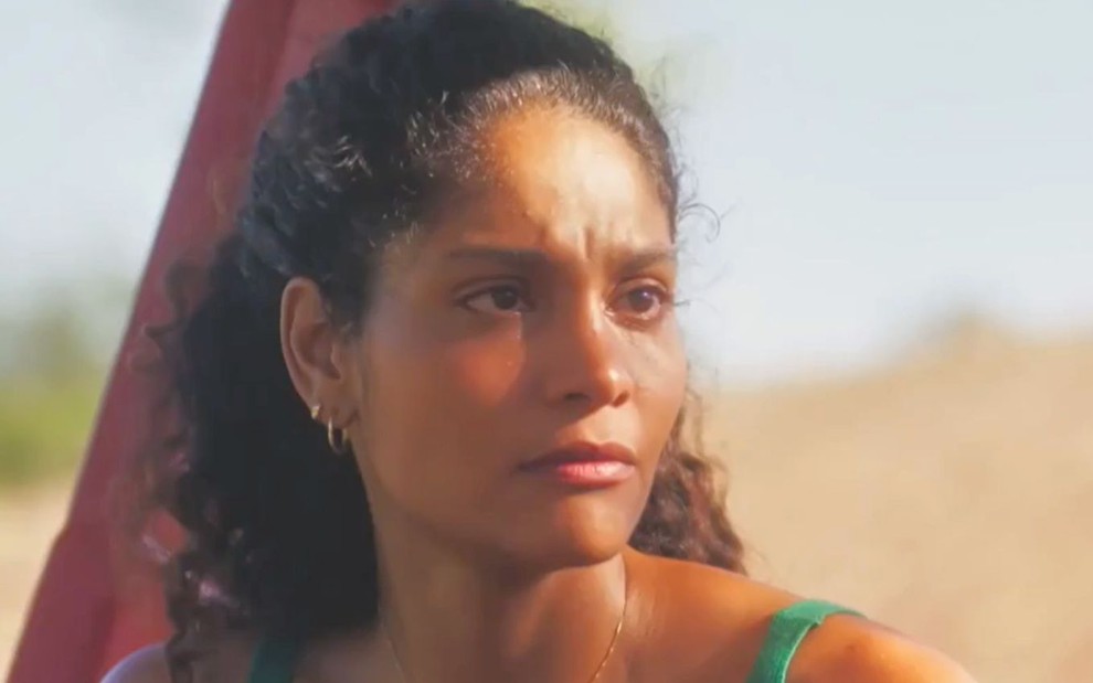 A atriz Bárbara Reis caracterizada como Aline em cena de Terra e Paixão