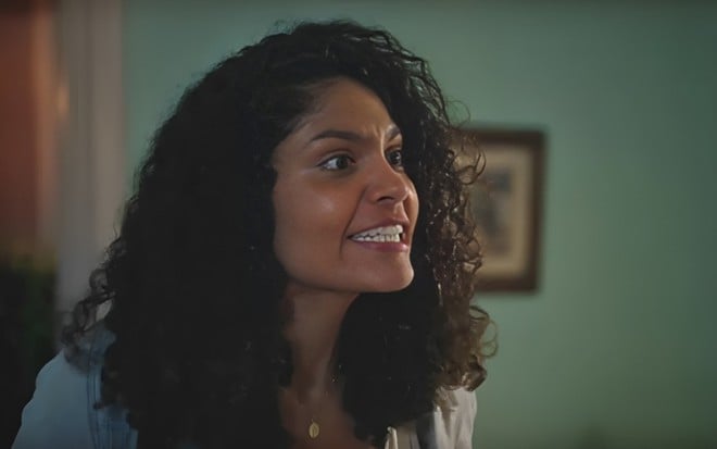 A atriz Barbara Reis com expressão de muita raiva, em close, em cena da novela Terra e Paixão