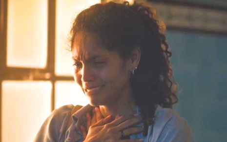 Barbara Reis com expressão de choro em cena da novela Terra e Paixão