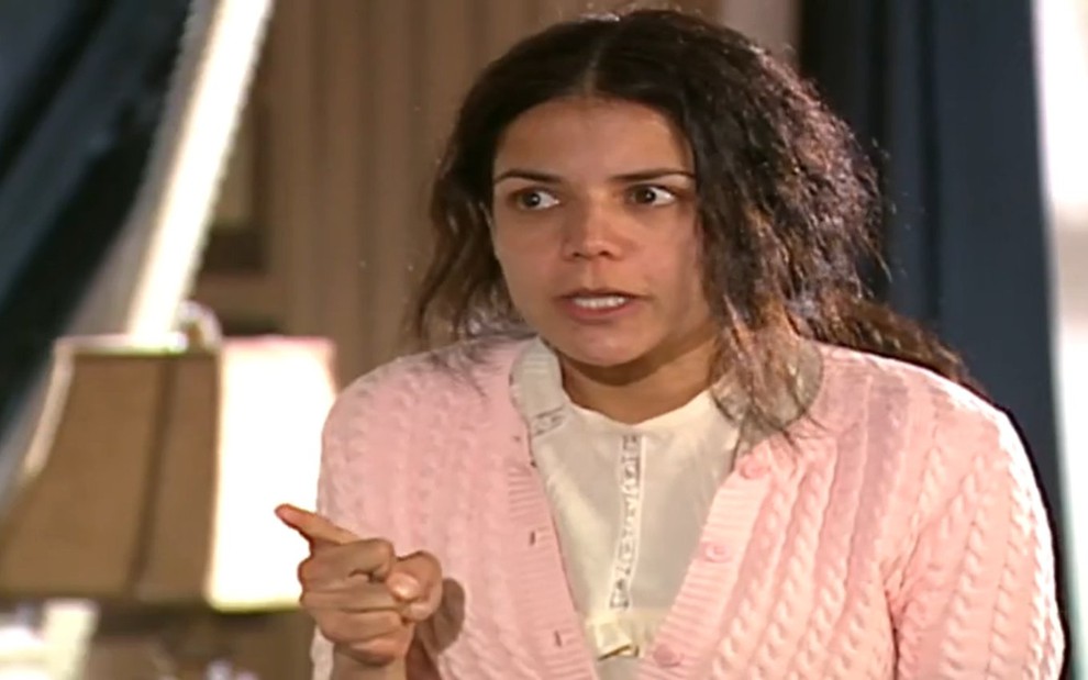 A atriz Nívea Stelmann com dedo em riste, expressão de raiva, em cena de Alma Gêmea