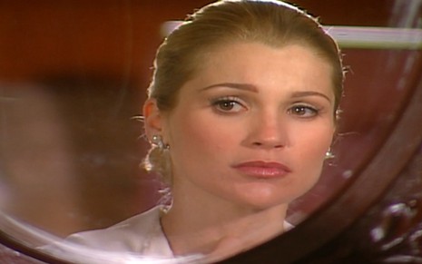 A atriz Flávia Alessandra com expressão triste em cena de Alma Gêmea