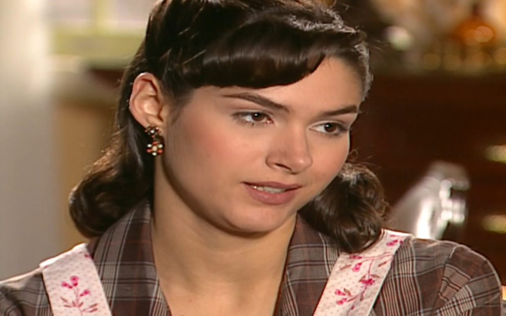 A atriz Fernanda Machado com expressão séria em cena de Alma Gêmea