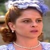 A atriz Drica Moraes com expressão séria em cena de Alma Gêmea