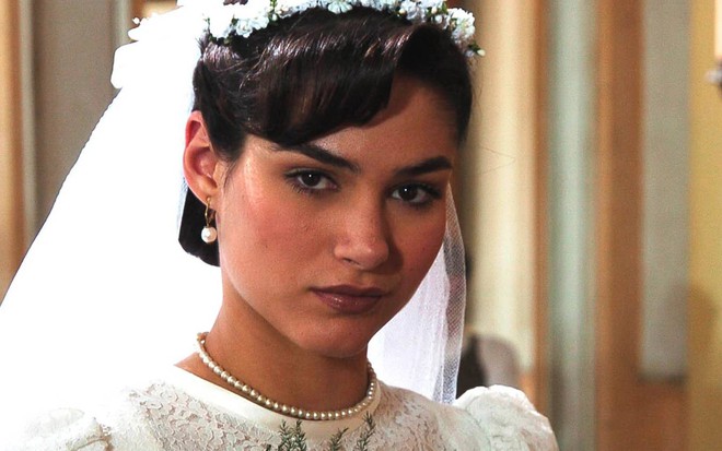 A atriz Fernanda Machado vestida de noiva em Alma Gêmea, com expressão séria