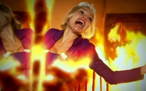 Cristina (Flávia Alessandra) sendo devorada pelo fogo no último capítulo de Alma Gêmea