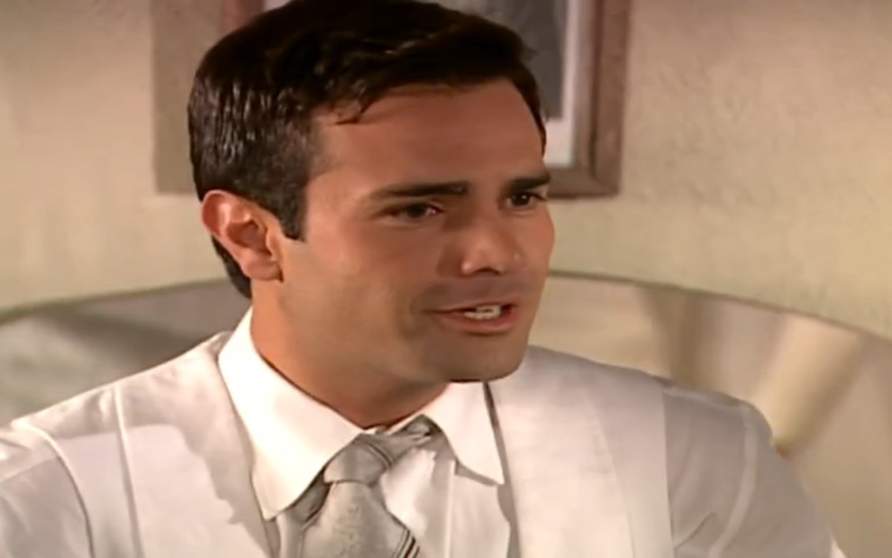 O ator Rodrigo Phavanello com expressão séria em cena de Alma Gêmea