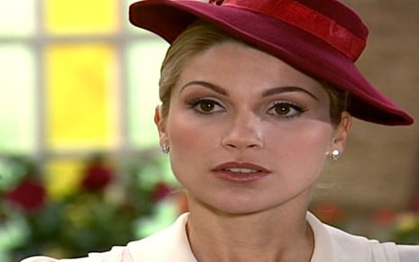 A atriz Flávia Alessandra com expressão séria em cena de Alma Gêmea