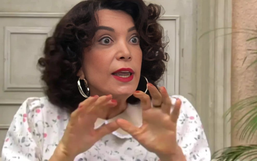 As atrizes Priscila Fantin e Liliana de Castro em cena de Alma Gêmea, uma aparecendo para a outra no espelho