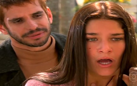 O ator Alexandre Barillari atrás da atriz Priscila Fantin, que tem expressão de desespero, em cena de Alma Gêmea