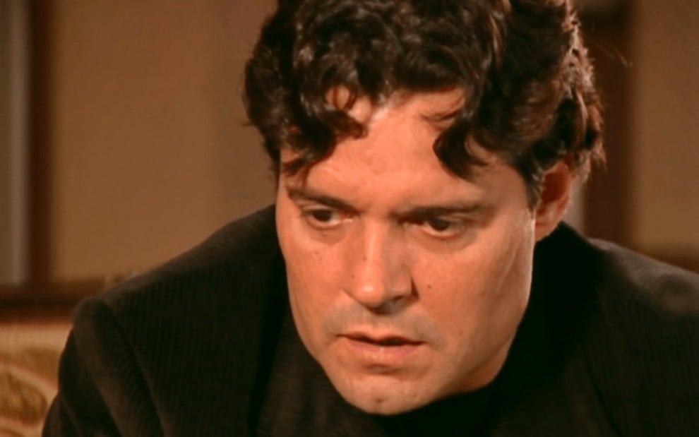 O ator Felipe Camargo com expressão séria em cena de Alma Gêmea