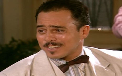 O ator Marcelo Barros sorrindo em cena de Alma Gêmea
