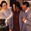 Os atores Rosane Gofman e Angelo Paes Leme segurando a atriz Nivea Stelmann pelos braços em cena de Alma Gêmea