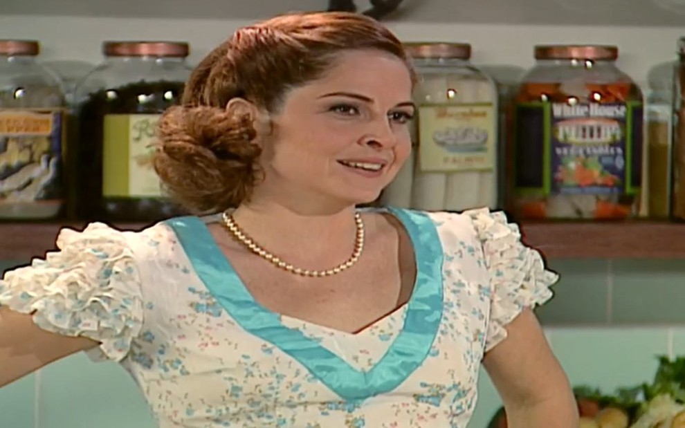 A atriz Drica Moraes com leve sorriso em cena de Alma Gêmea