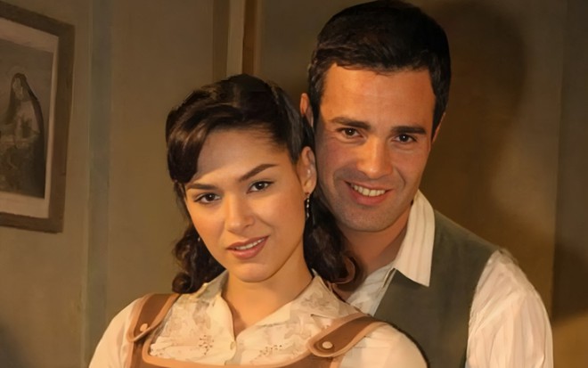 Fernanda Machado e Rodrigo Phavanello caracterizados como seus personagens em Alma Gêmea, ela na frente dele, ambos sorrindo