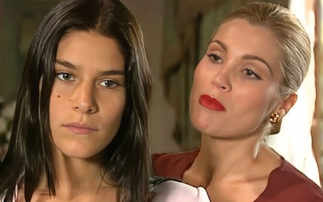 As atrizes Priscila Fantin e Flávia Alessandra sérias, uma ao lado da outra, em cena de Alma Gêmea