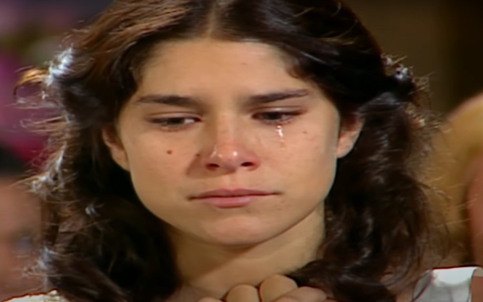 A atriz Priscila Fantin chorando em cena como Serena em Alma Gêmea