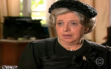 A atriz Walderez de Barros com expressão triste em cena da novela Alma Gêmea