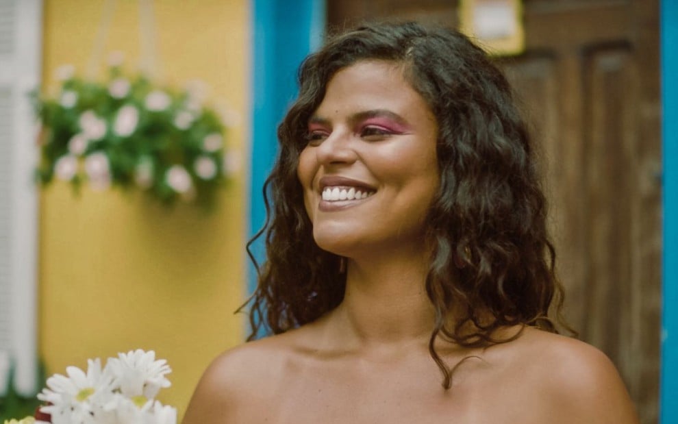 Amanda Magalhães sorridente