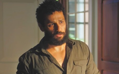 O ator Amaury Lorenzo caracterizado como Ramiro em cena de Terra e Paixão