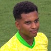Rodrygo tem expressão contrariada, com as mãos na cintura, no amistoso do Brasil contra os Estados Unidos