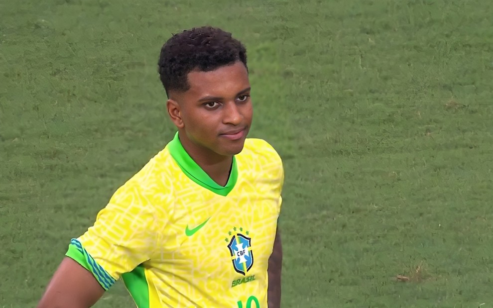 Rodrygo tem expressão contrariada, com as mãos na cintura, no amistoso do Brasil contra os Estados Unidos