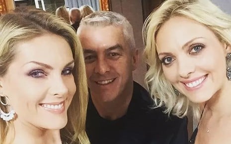 A apresentadora Ana Hickmann em selfie com Alexandre Correa e Fernanda Hickmann postada no Instagram