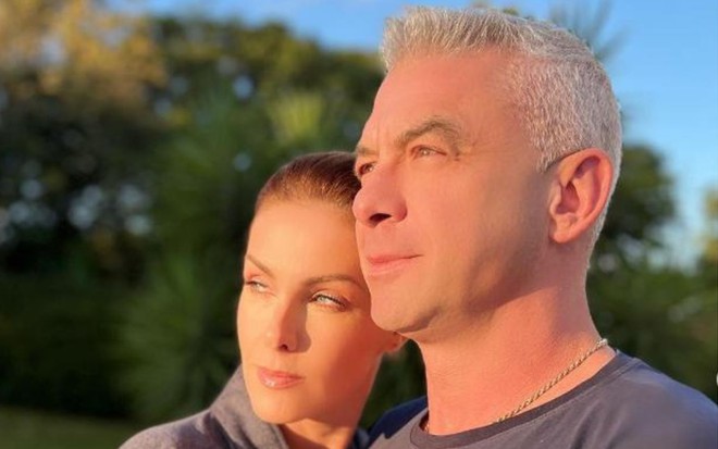 Ana Hickmann e Alexandre Correa estão abraçados