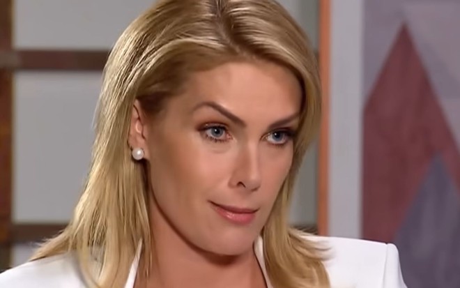 Foto de Ana Hickmann durante entrevista