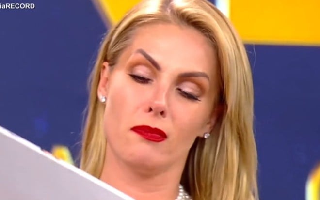 Ana Hickmann durante o programa Família Record