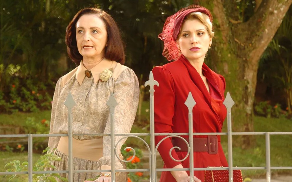 Débora (Ana Lucia Torre) e Cristina (Flávia Alessandra) com expressões sérias em cena da novela Alma Gêmea