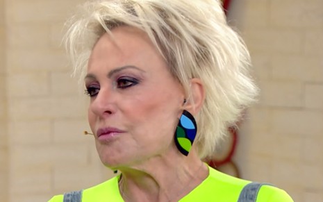 Ana Maria Braga está chorando na edição de 21/11/2023 do Mais Você, na Globo