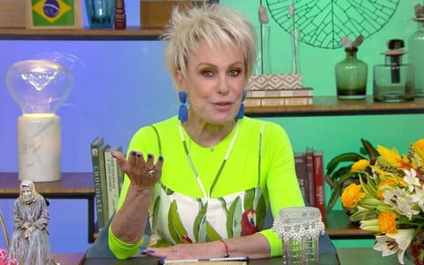 Ana Maria Braga usa uma blusa verde limão no Mais Você