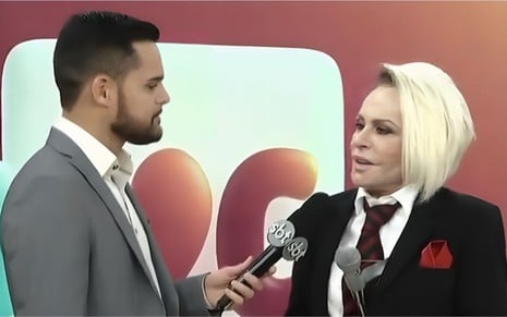 O repórter Lucas Carvalho entrevista Ana Maria Braga no Tá na Hora, no SBT