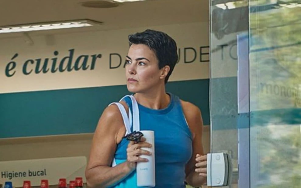 A atriz Ana Paula Arósio saindo de uma farmácia