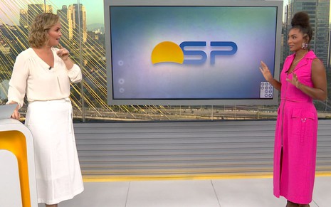 Ana Paula Campos e Mariana Aldano estão em pé no cenário do Bom Dia São Paulo