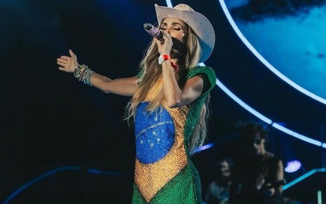 Anahí usa um vestido com estampa da bandeira do Brasil em show da Soy Rebelde Tour