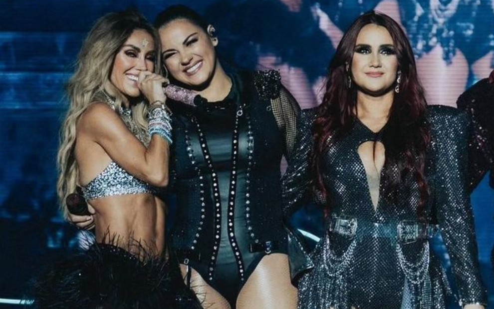 Anahi, Maitê Perroni e Dulce María estão abraçadas em show da turnê do RBD