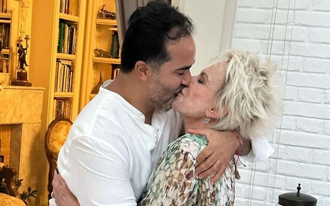 Ana Maria Braga beijando o namorado, Fabio Arruda, durante festa de aniversário dele