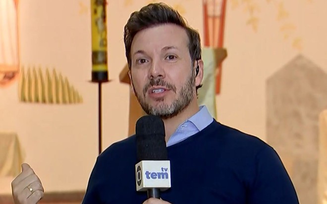 Andre Modesto segura microfone e está numa igreja durante o Bom Dia São Paulo desta quinta (13)