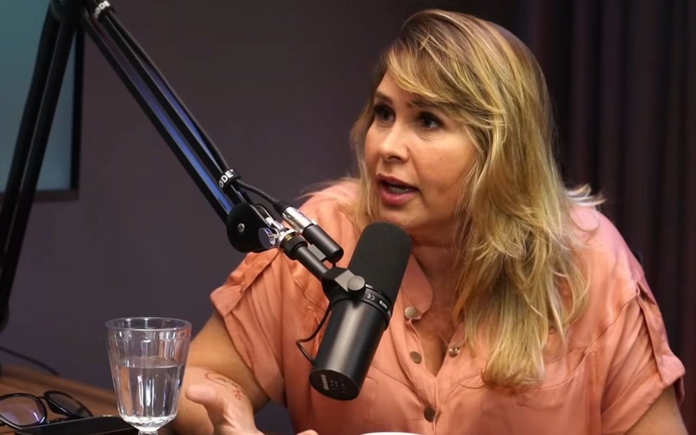 Foto mostra Andréa Sorveão durante entrevista