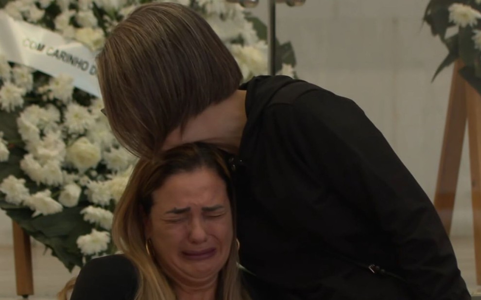 Andreia de Andrade chora e é abraçada por uma mulher