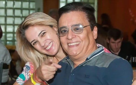 Andreia de Andrade e Nahim estão lado a lado, abraçados e sorridentes