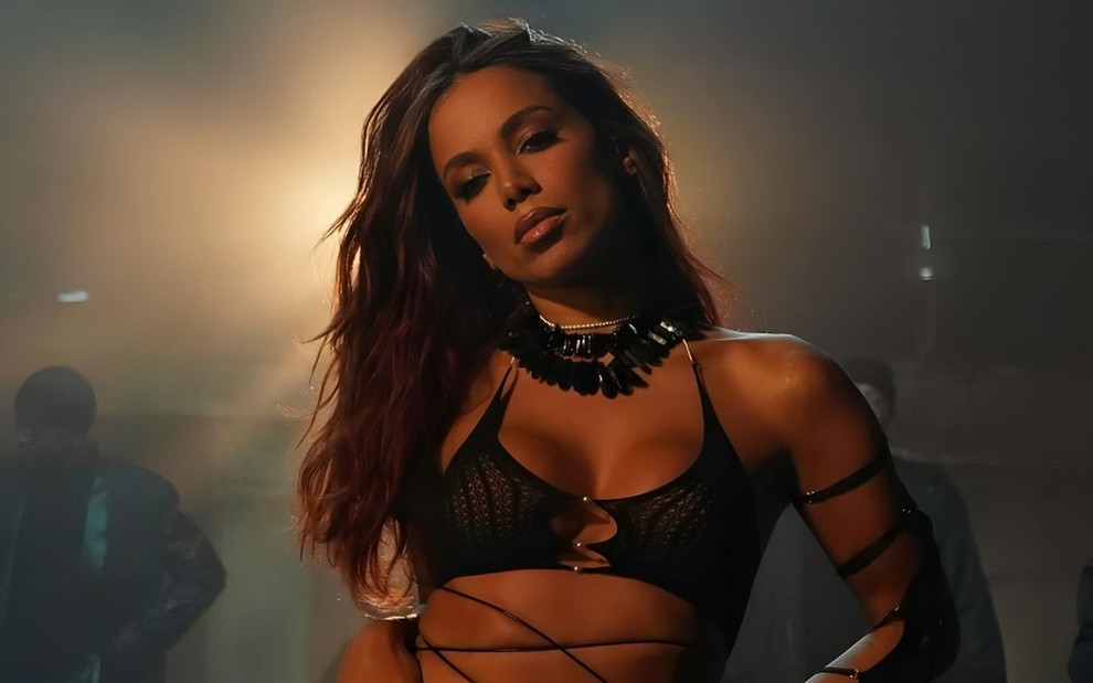 Anitta faz carão com roupas sexies no clipe de Bellakeo